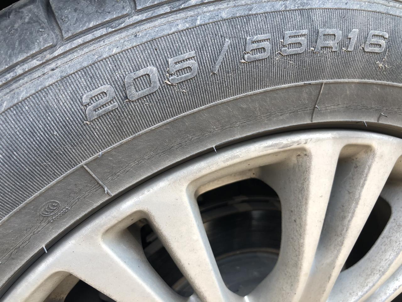 别克英朗 固特异 原车轮胎，轮胎生产日期2015年11月，目前三年多，行驶了56000公里，侧面有细纹，需要更换轮胎吗？