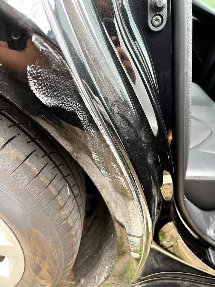 丰田凯美瑞 车门缝隙处车漆刮掉了，修复得多少钱？