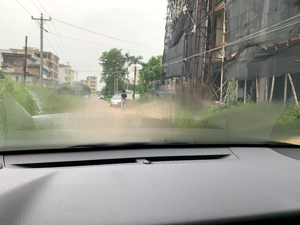 丰田凯美瑞 本地最近多雨，上午没雨时，车前挡风玻璃下半部分也有一层水雾，用雨刮能刮去。不用雨刮单用空调处理不了这个问题，