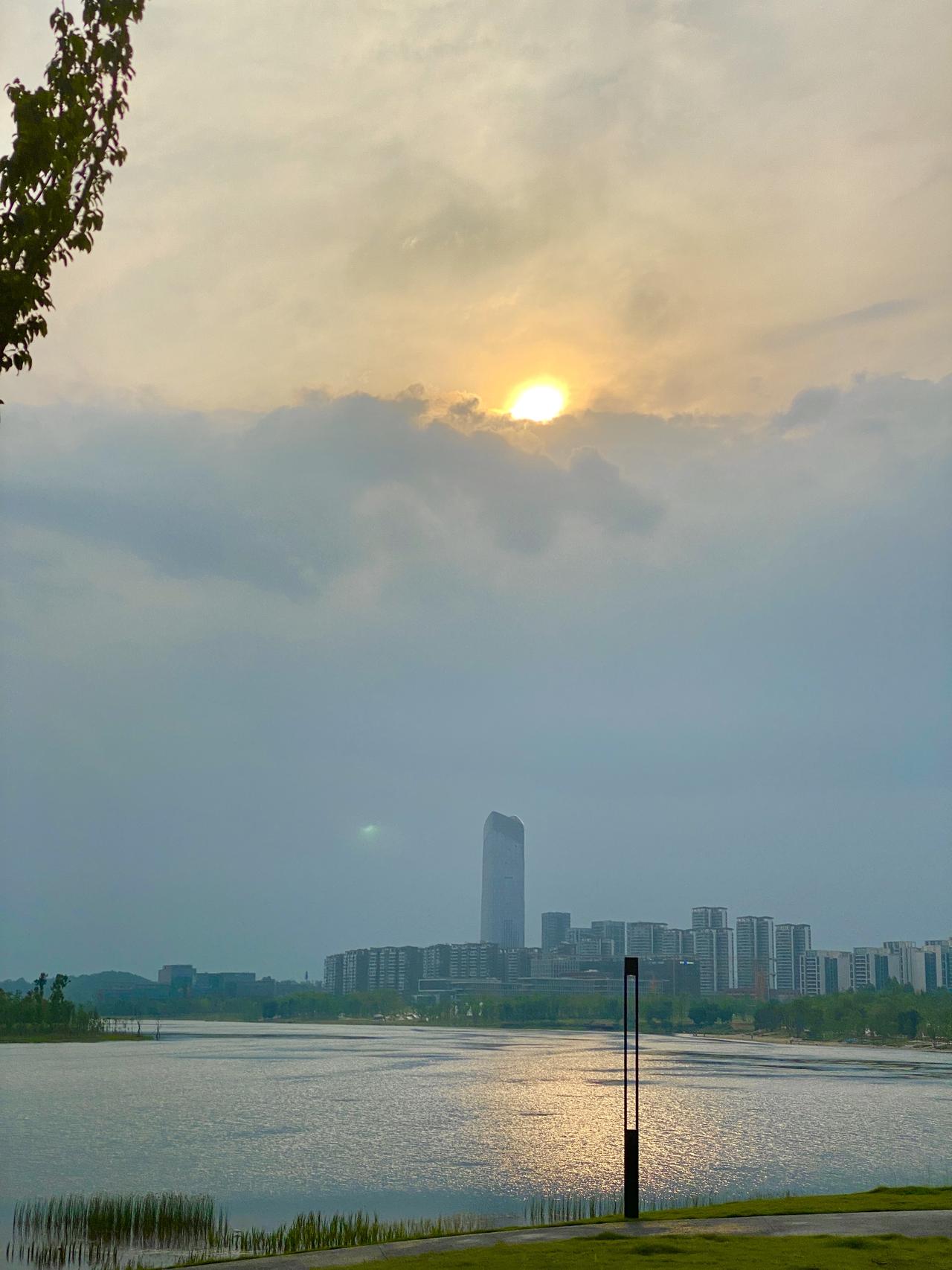 吉利星瑞 各位朋友，我想问下，购置税减半什时候结束，银色的只此青绿等车时间会不会很长，首付八万，贷三年多少合适，本人在成