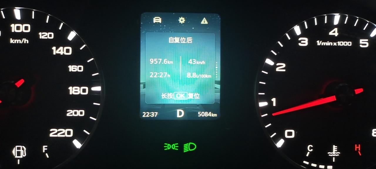 荣威i5黑金版，纯高速油耗7.7,957公里百分之80跑的高速油耗8.8，不吹不贬，准备买这车的慎重！！！！