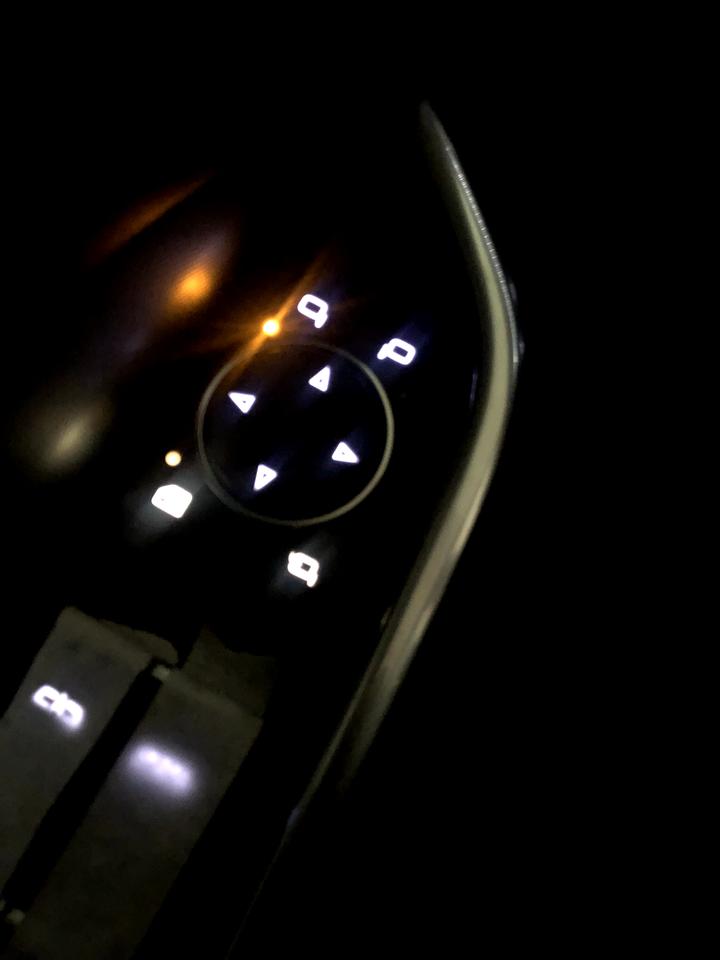 凯迪拉克XT4 4S店后装的电折耳 该了之后 锁后窗的按键灯不亮正常吗？ 还有电折耳不同步 一个快 一个慢