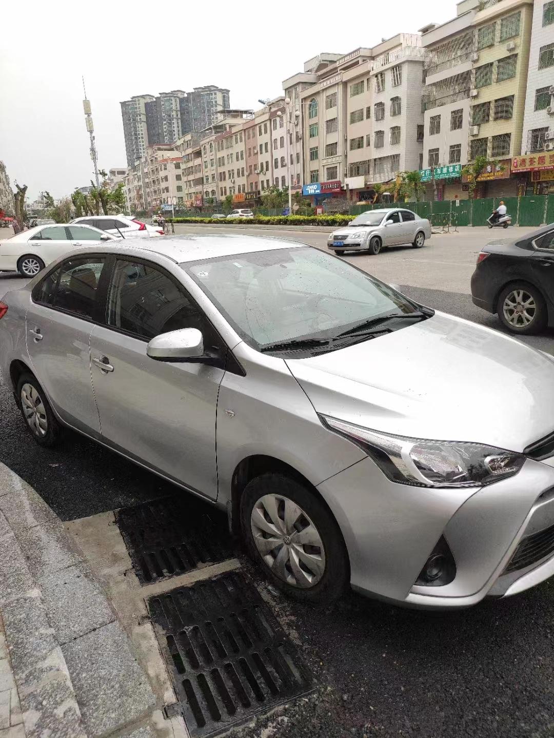 丰田YARiS L 致享 各位尊敬的致享车主们，我爸给我买了台二手的致享上班代步用，本人新手女司机，平时上班十分钟路程，