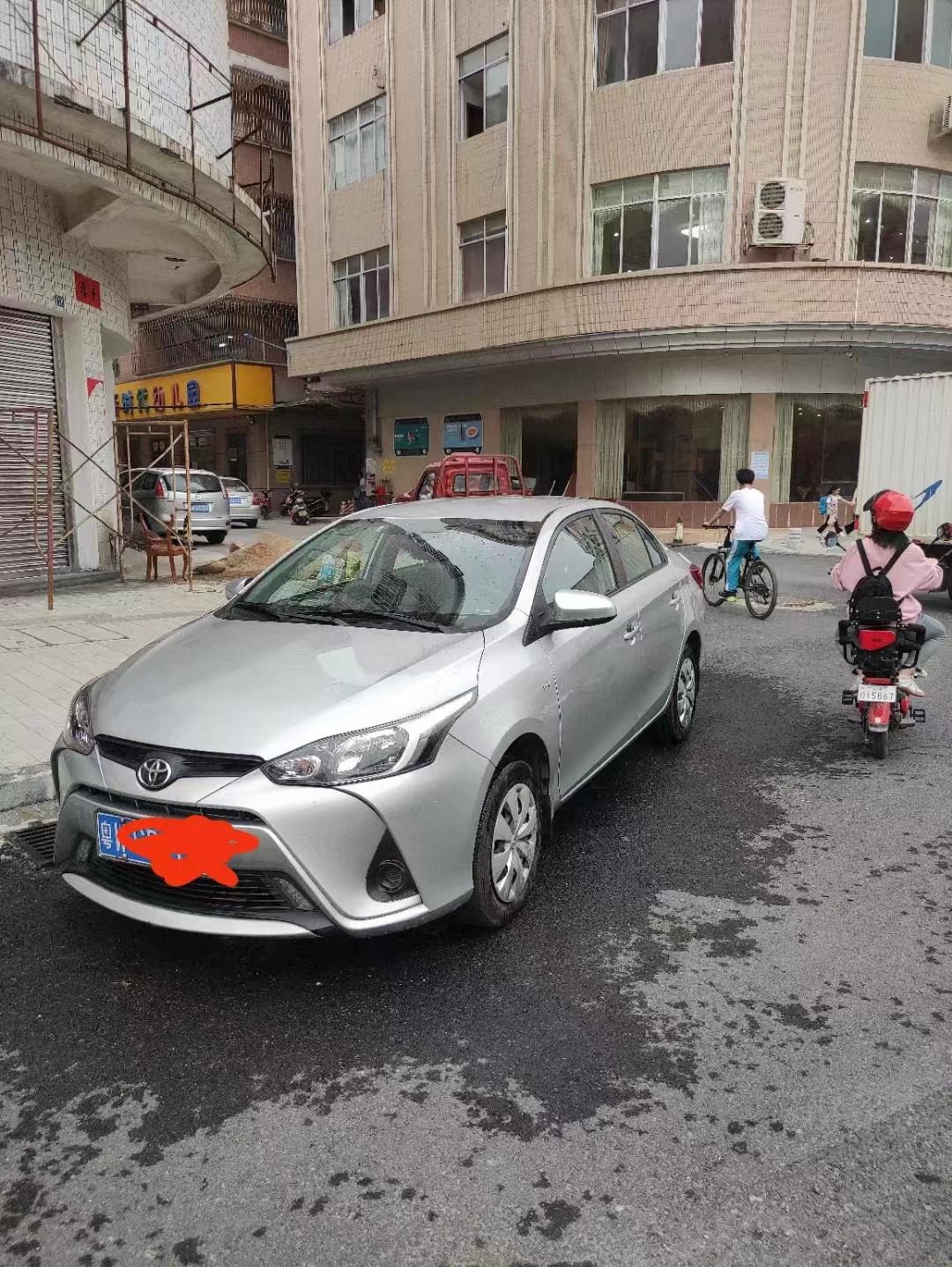 丰田YARiS L 致享 各位尊敬的致享车主们，我爸给我买了台二手的致享上班代步用，本人新手女司机，平时上班十分钟路程，