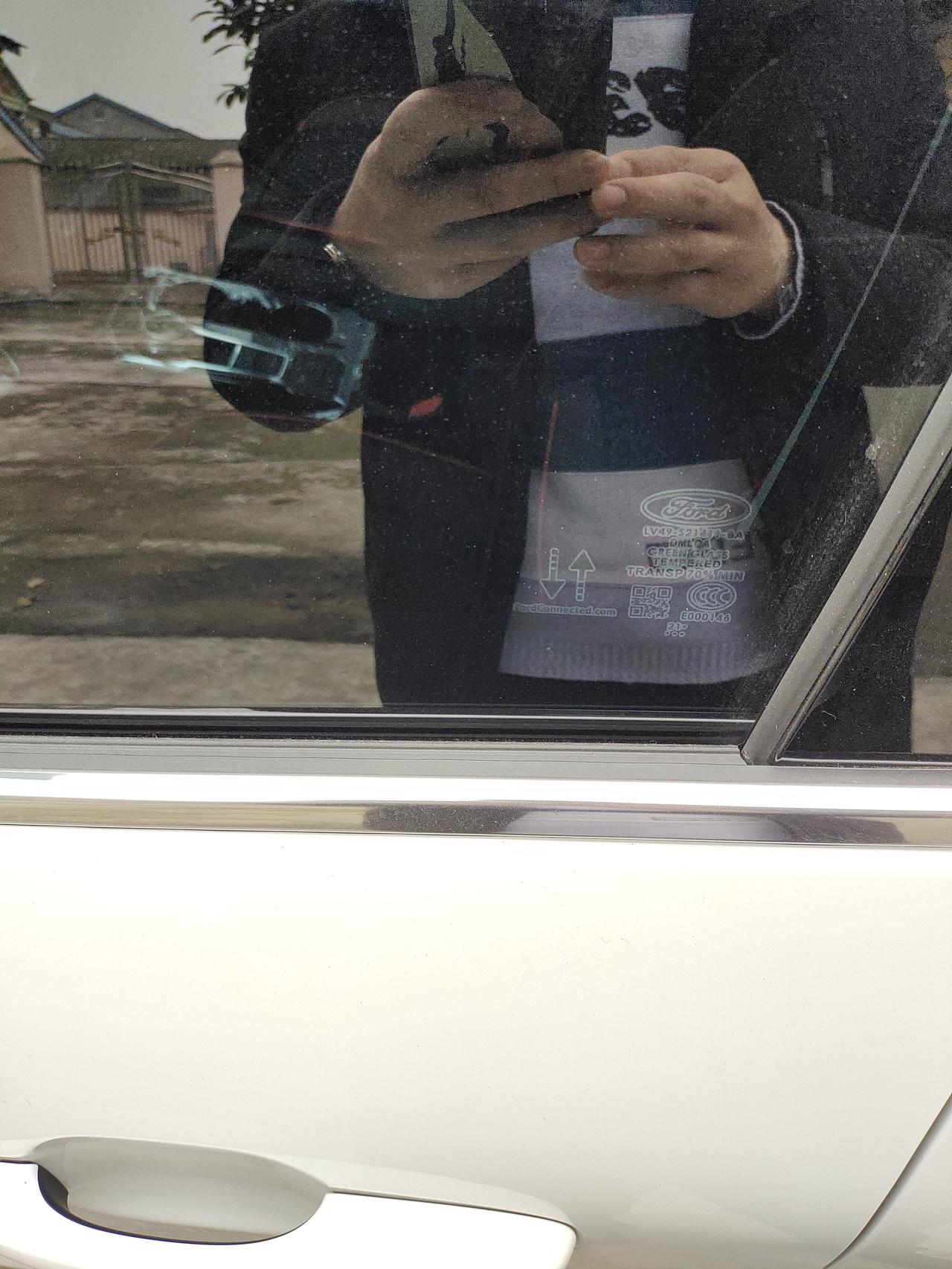 福特锐际 为什么前窗玻璃有标识，后车窗没有？你们是这样的吗？