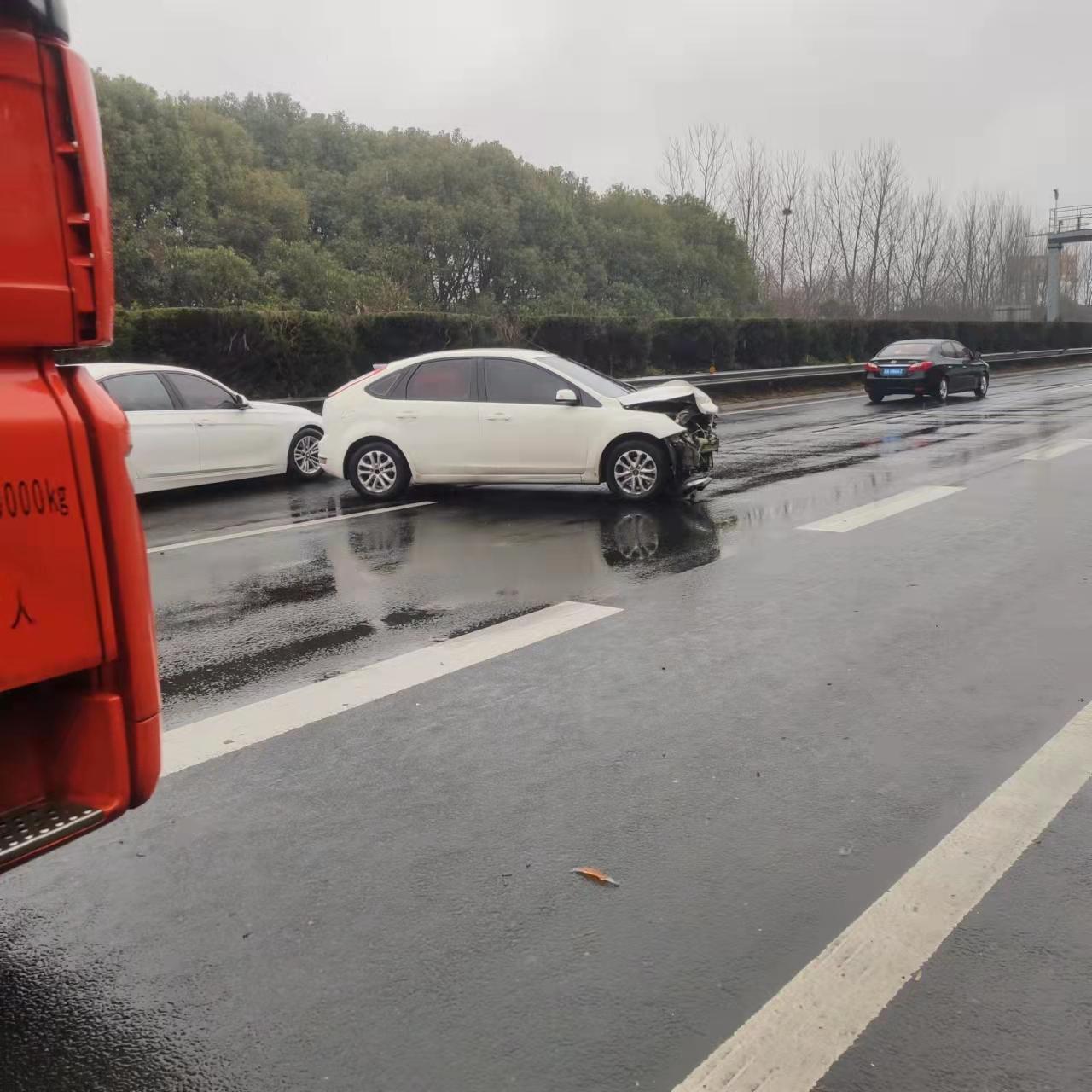 下雨天高速上车失控了撞到护栏成这样了，人没事，气囊没有爆开，问问广大车友正常吗，车型是老款的福克斯