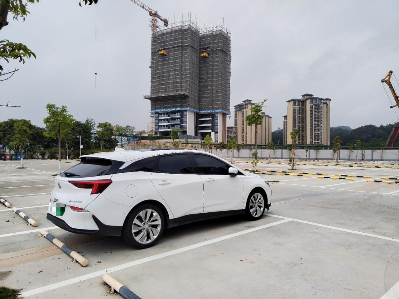 别克微蓝6 PHEV 微蓝6phev，大家在红绿灯或者车子即将停下来的时候变速箱有咔擦咔擦的声音吗？打齿的声音，我的基本