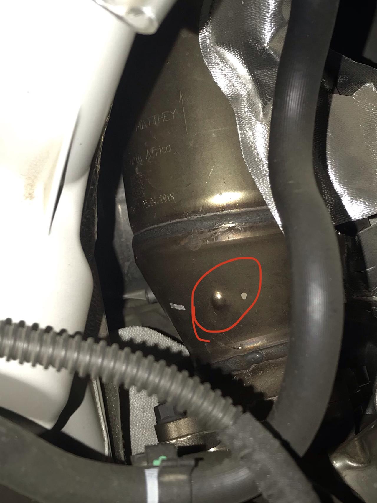 奥迪A4L 18款发动机舱里的管子，凸起小点还有点生锈迹象，请问下这正常嘛 生锈的情况大概是半年前就出现了