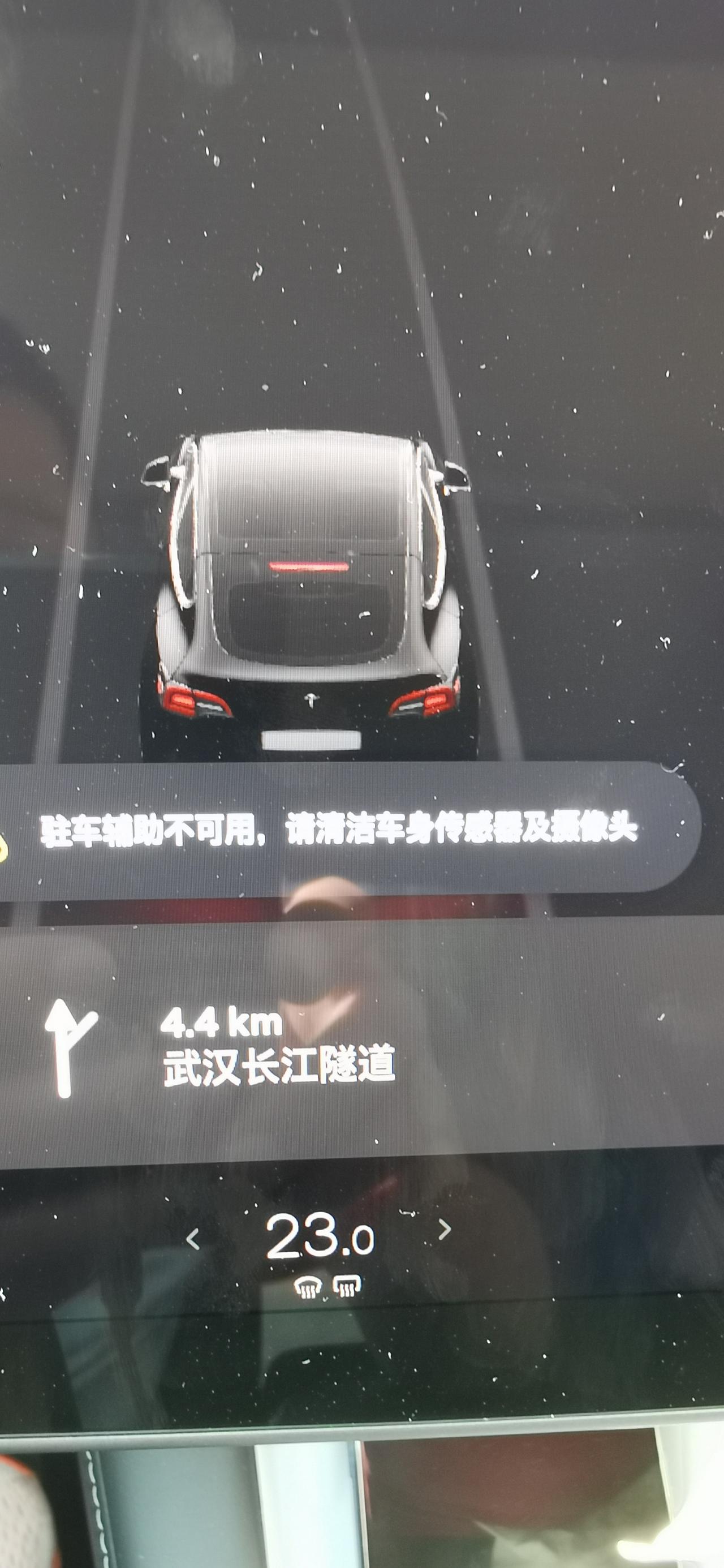 特斯拉Model Y 各位大神，车机一直显示校准进行中，这是什么问题呀，我已经跑了2000多公里了，各种方法也试了，请大