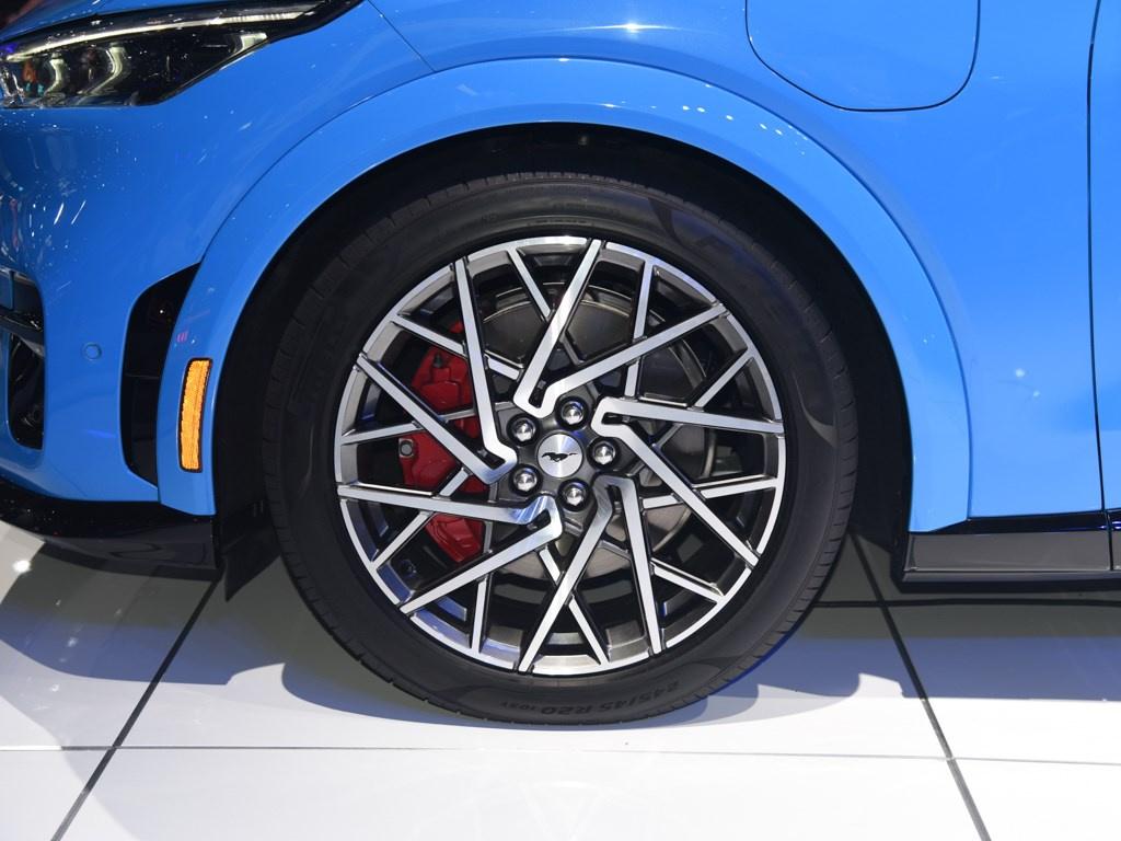 福特电马 长安福特为什么要把美版GT这么帅的轮毂换成福克斯轮毂，美版轮毂颜值和M4 GTS有一拼了好么
