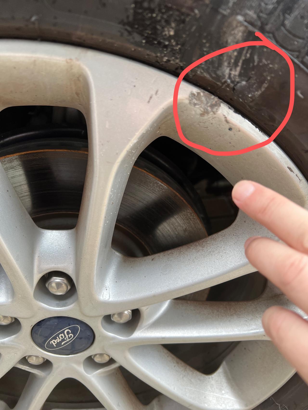 福特蒙迪欧 友友们，轮胎磕了个小口，如图所示，但是问了修理店的人都说没动到钢圈没有鼓包很浅没事不影响使用，请问这样真的除