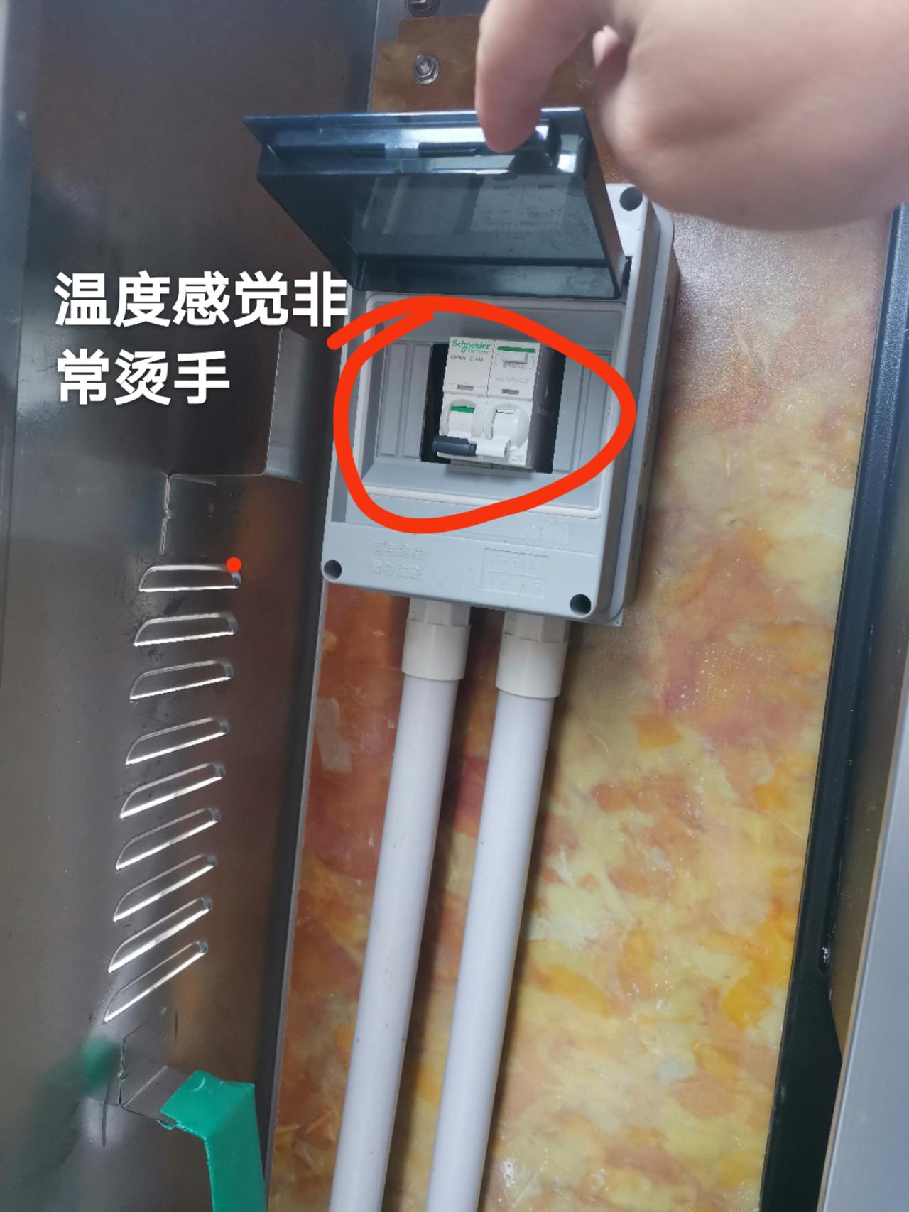 埃安AION Y 广汽第一代充电桩7KW，使用半年了，发现施耐德40A空开侧边温度非常烫手！测量了一下，70℃不知道是否