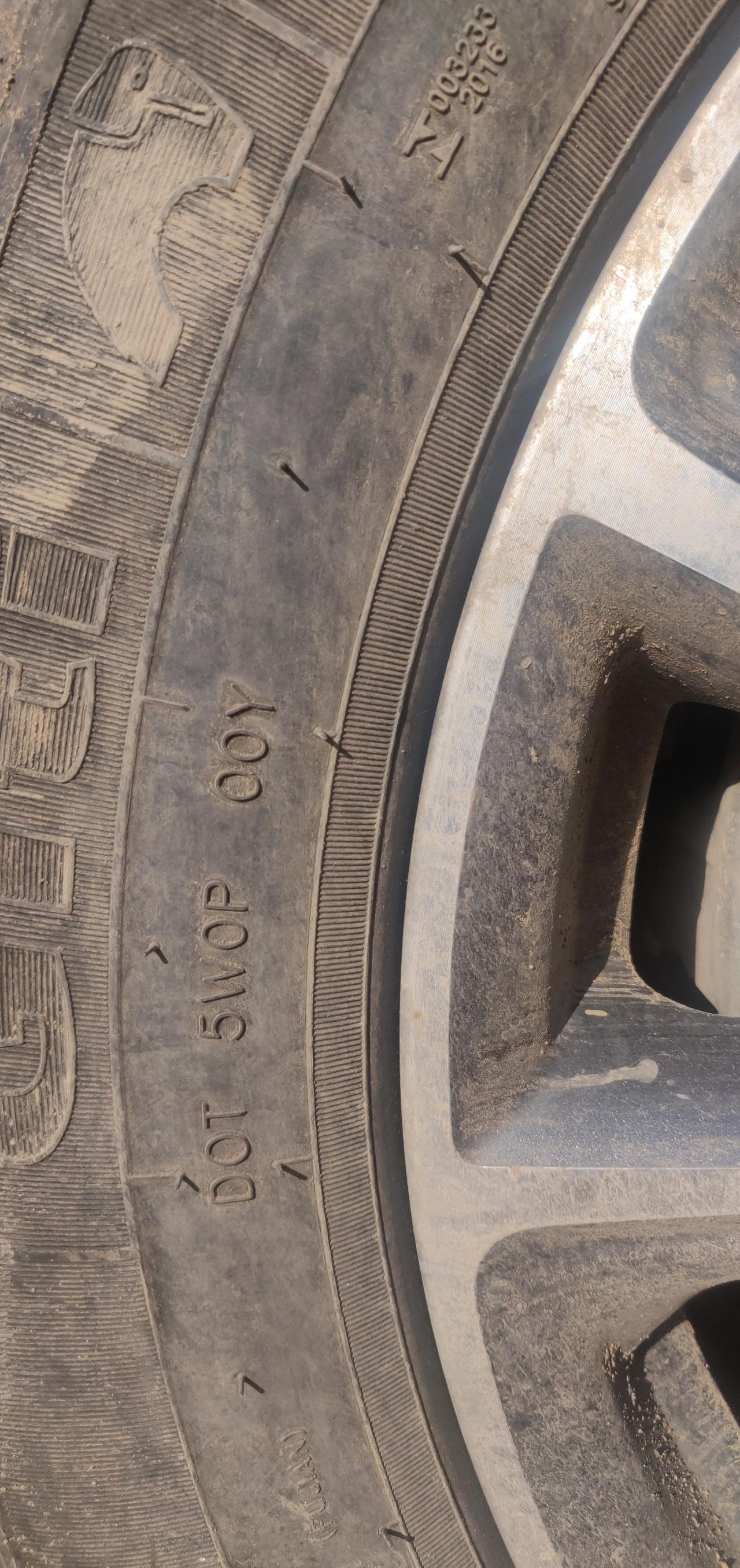 2019款博越智雅2.0手动。左前轮轮胎没有生产日期，其它三个轮胎都有，哪位车友懂是怎么回事！