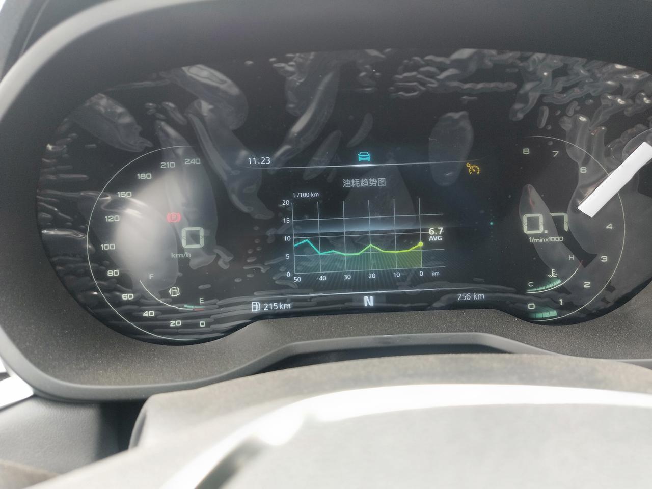 荣威i5     2020款   领豪旗舰版    这个油怎么看   还有  这个后视镜   是电动的还是手动的