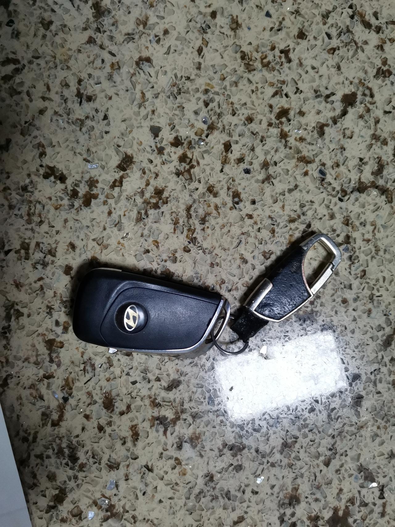 现代悦动 汽车遥控钥匙之前有时能用的，有时就解锁和上锁用不了，这是怎么回事，求各位兄弟告知