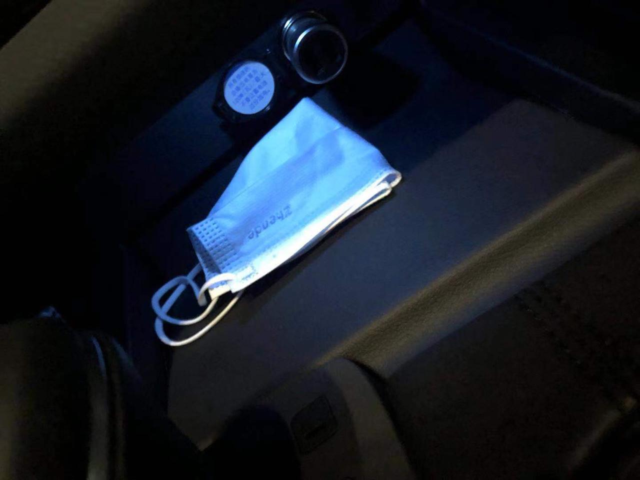 丰田亚洲龙 今天发现挂挡杆前边的储物格里有个蓝色的灯锁车后也一直亮着，以前没注意。不知道正常不