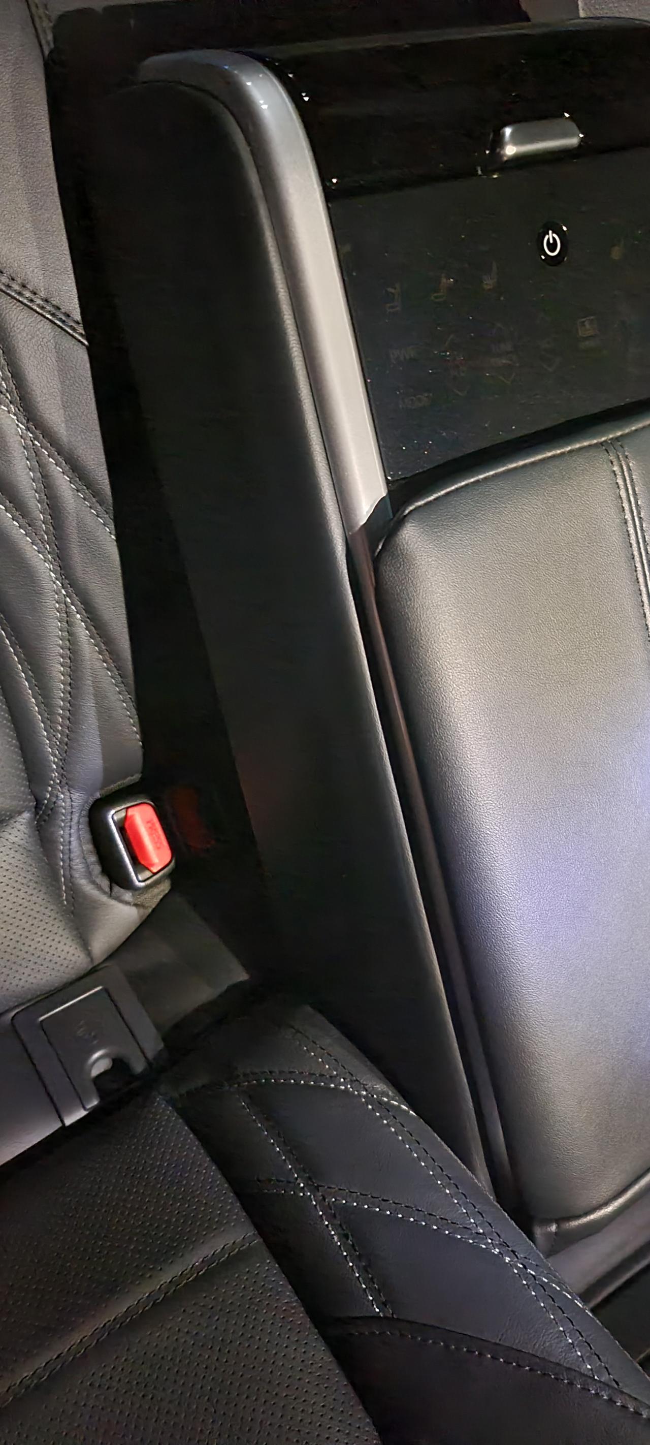 丰田亚洲龙 亲们，你们的后排座椅，红色的安全带卡扣那里，漏风吗
