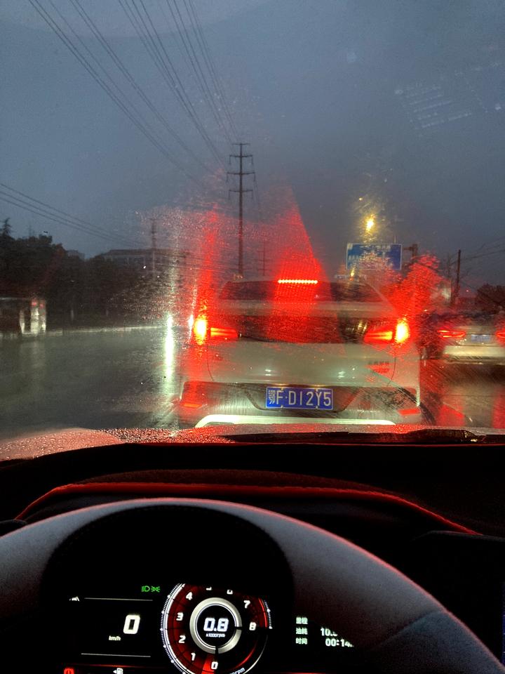 现代伊兰特 不懂就问：大神们，为什么我的雨刮器特别费啊，才用了一个月又刮不干净了，刮完后上面老是起一层水雾的感觉，看路都