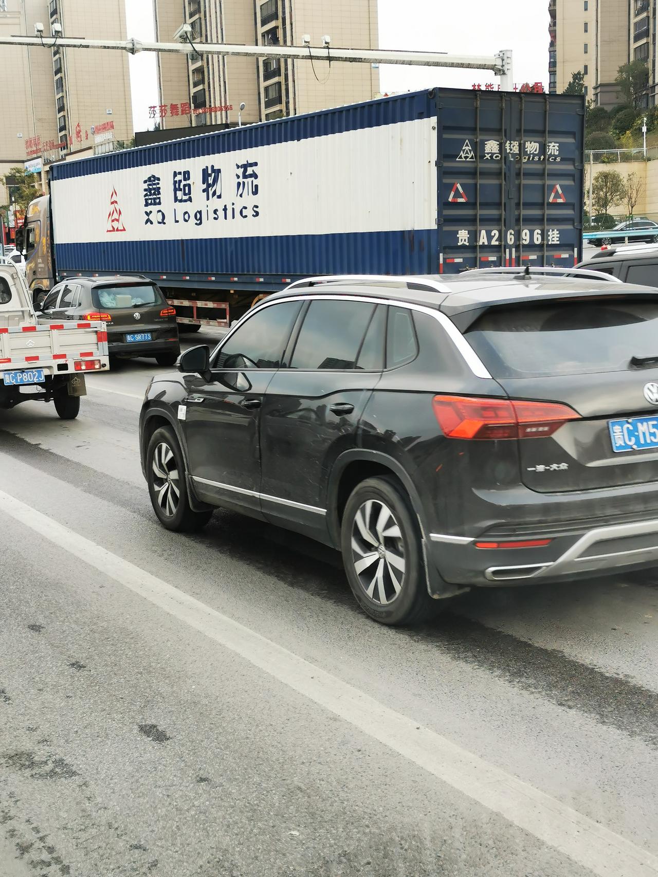 长安CS55 PLUS 乡道无中心线道路弯道上，轿车占道与超载的摩托车相撞责任怎么划分？