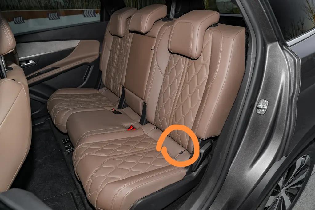 我今年6月30日提的车，标致5008 2021款GT版的，今天发现一个差异化产品问题，我看官方图片后排安全座椅扣是拉链的