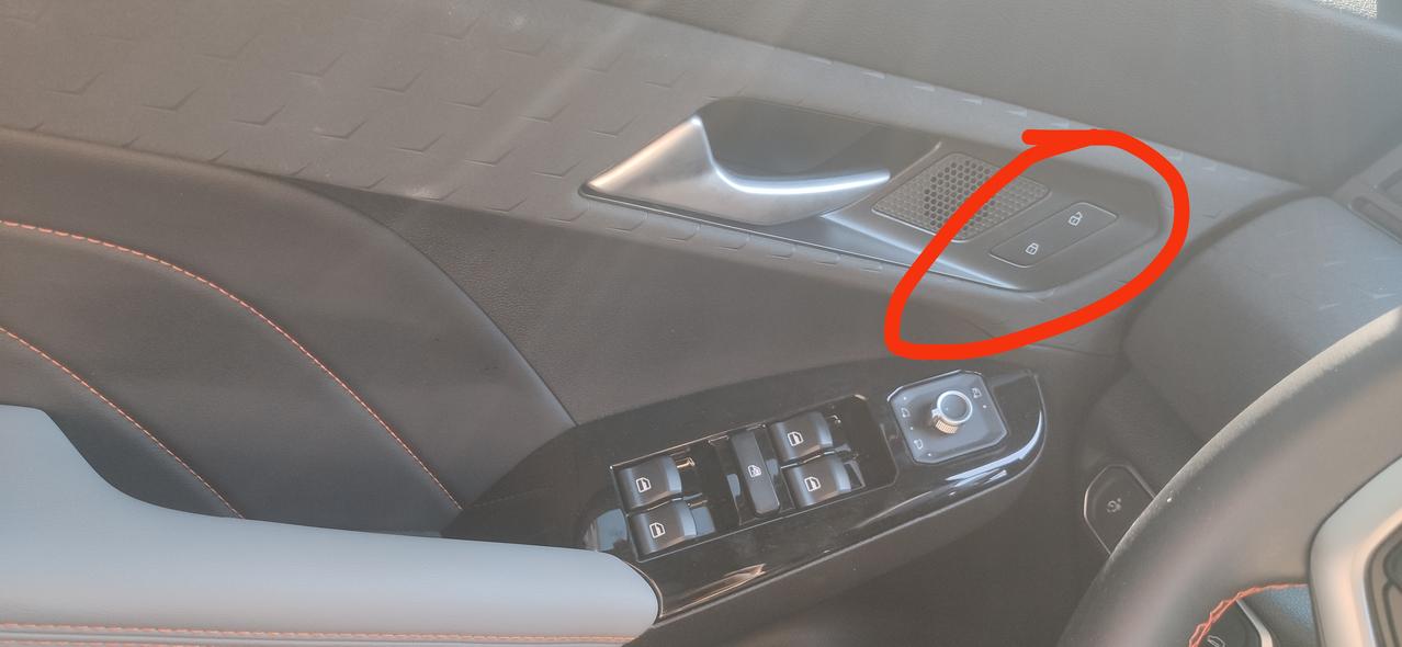哈弗赤兔 头顶上这个车门开着的按钮是什么作用，和主驾的车门解锁按钮没有区别。还是说这个按钮是应急的时候用的，车门直接爆破