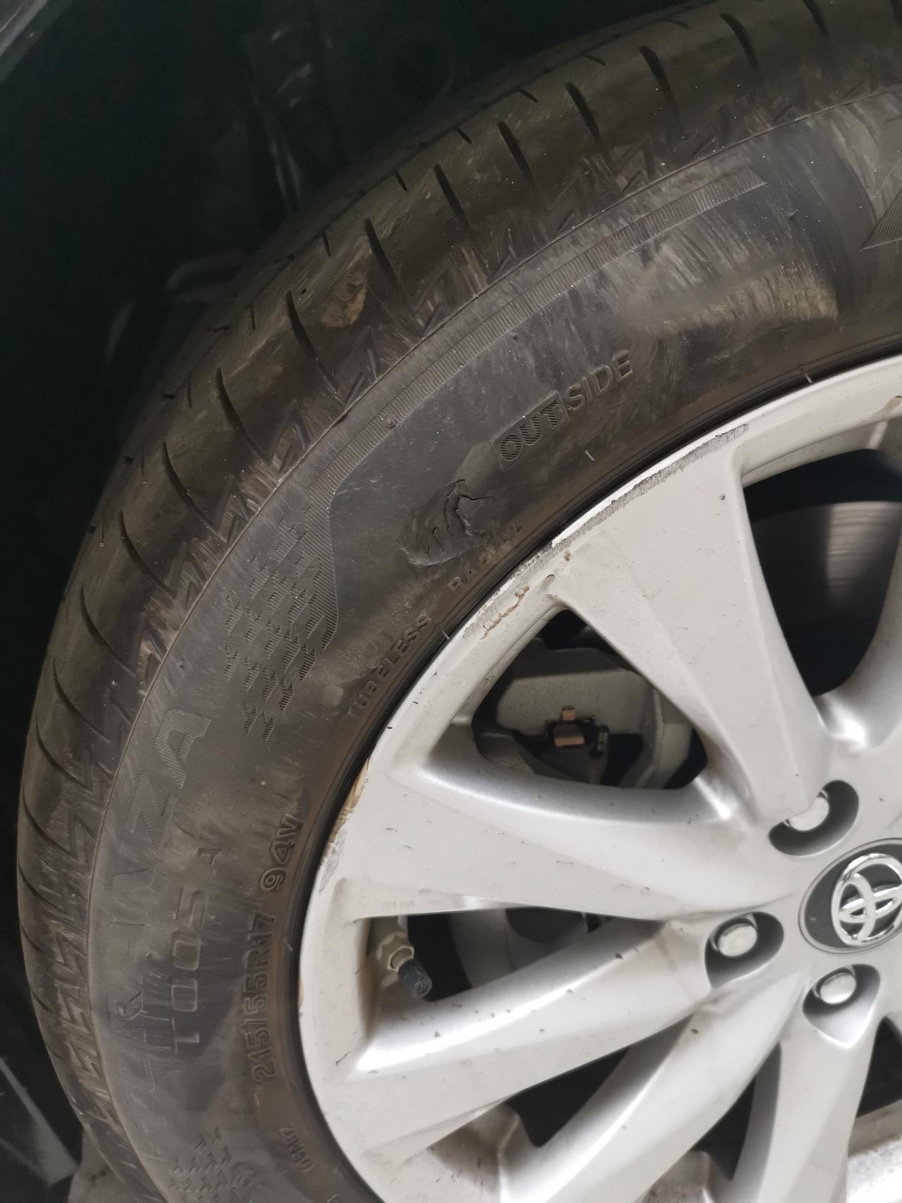 丰田凯美瑞 提车才半个月前轮胎侧面擦掉一块，是否可以