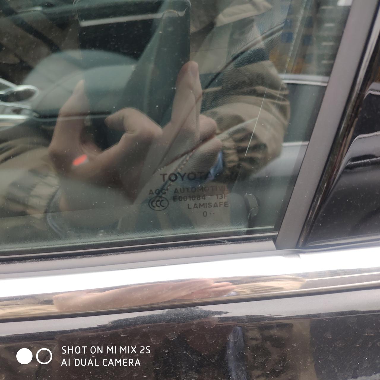 丰田凯美瑞 11月出厂的2.0G车玻璃上没有auto alarm是正常的吗？看别人的车都有，玻璃会不会被换了！